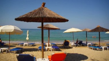 mavi deniz ve güneş şemsiyeleri