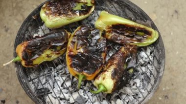 mangal üzerinde yeşil biber
