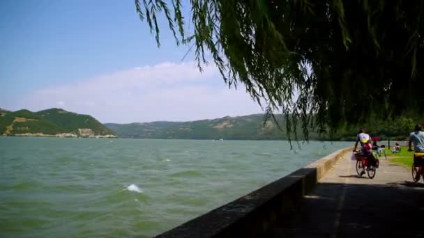 Nyugodt pillantást a Duna-öbölre nyíló donji milanovac határ Románia felé — Stock videók