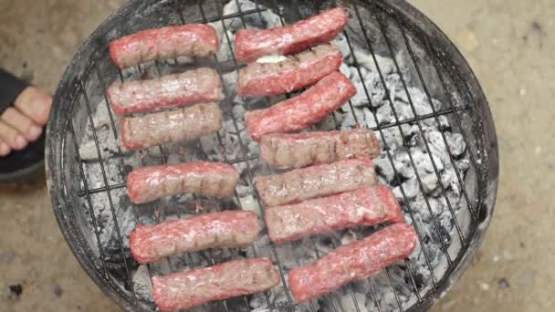 Barbacoa de kebabs de carne picada — Vídeo de stock