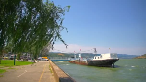 Mirada pacífica a la bahía del Danubio desde Donji Milanovac hacia la frontera con Rumania — Vídeos de Stock