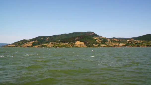 Olhar pacífico para a baía do Danúbio — Vídeo de Stock