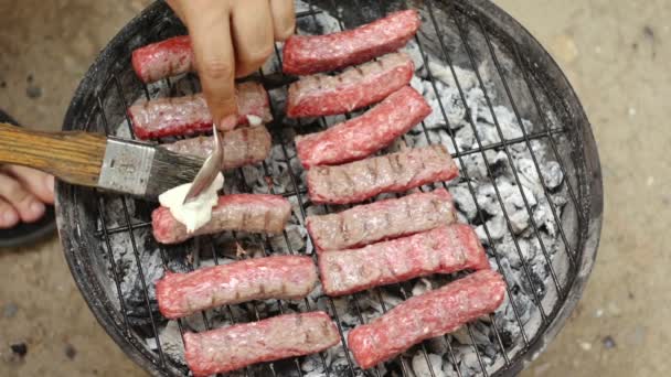 Barbacoa de kebabs de carne picada — Vídeo de stock