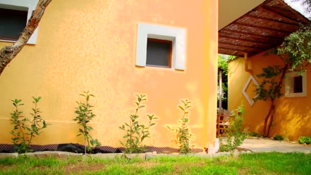 Casa grande com um belo jardim — Vídeo de Stock