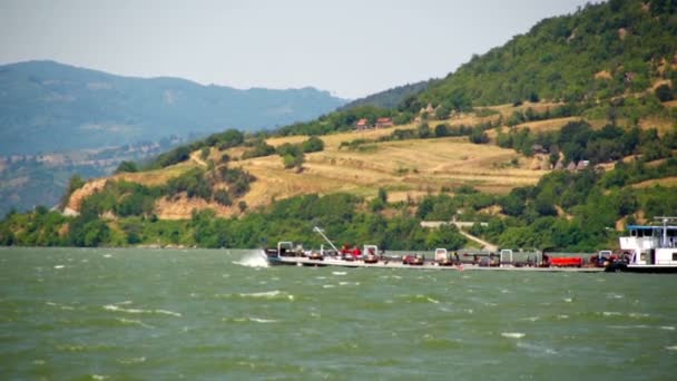 SUPER 35MM CAMERA - Tranquillo sguardo alla baia del Danubio da Donji Milanovac verso il confine con la Romania — Video Stock