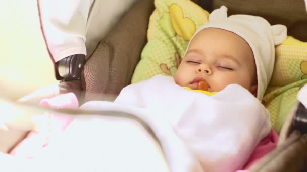 П'ять місяців дівчинка спить — стокове відео