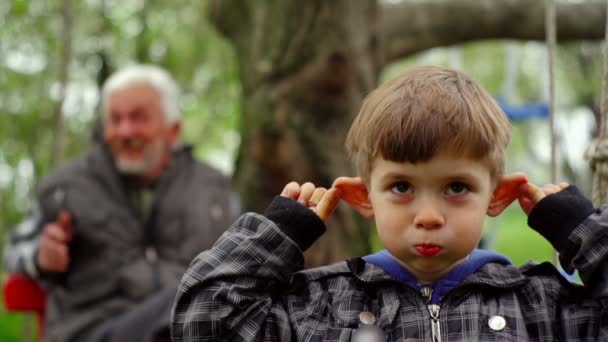 35mm cámara - niño con su abuelo disfrutando en la naturaleza — Vídeos de Stock