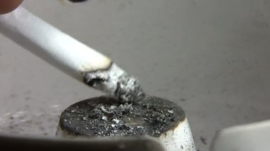 Makro bir sigara yakma