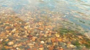 nehir taşları feryat yüzeyle