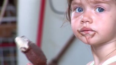 dondurma yalayarak sevimli mavi gözlü kız