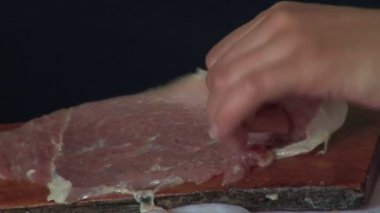 35 mm kamera - tavuk eti keskin bir bıçakla keserek super, yakın çekim