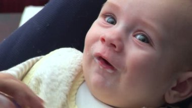 Bebek yeme ve parmaklarını çiğneme