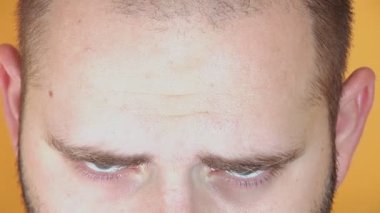 sarı arka plan efektleri ve izleme için mükemmel adam