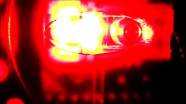 kırmızı ışıkta parlayan soyut