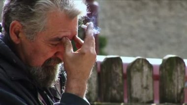 genç adam onun arka bahçesinde kazı.