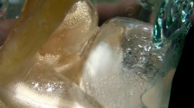 buz ve limon ile içki dökülen