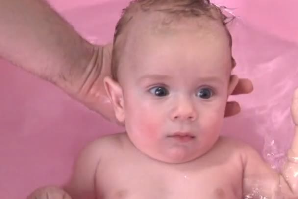 Wassen van een babyjongen — Stockvideo