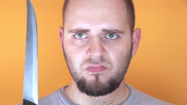Mann vor gelbem Hintergrund mit Messer ideal für Effekte und Verfolgung — Stockvideo