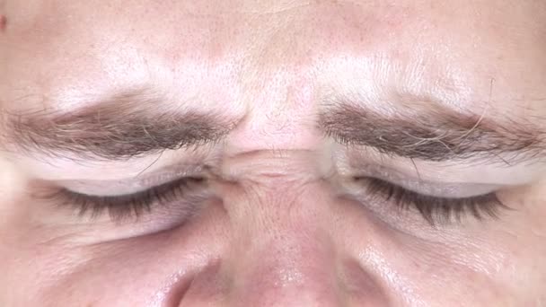 Gros plan sur le visage du jeune homme 