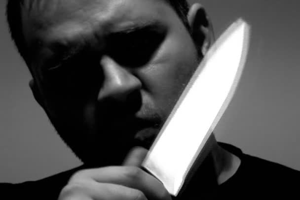 Clip de un hombre jugando con un cuchillo de carnicero — Vídeo de stock