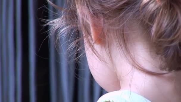 Mignon fille aux yeux bleus lécher une glace — Video