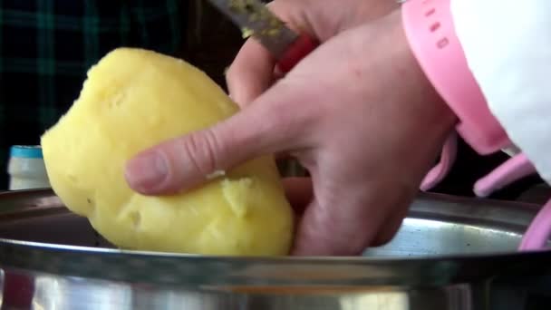 Vrouwelijke handen galmen gekookte aardappelen — Stockvideo