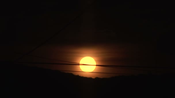 Donkere zonsondergang via stroomkabels! — Stockvideo