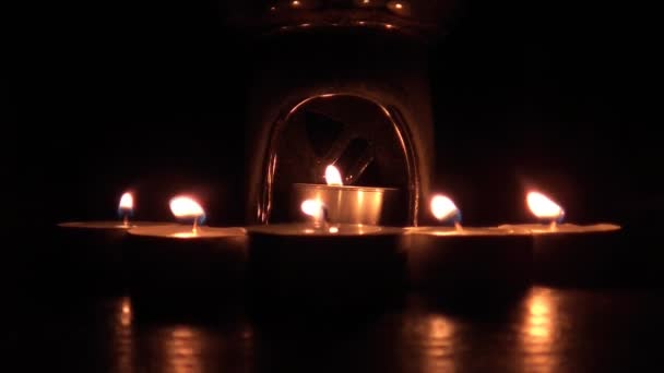 Свічка горить всередині тримача свічки — стокове відео