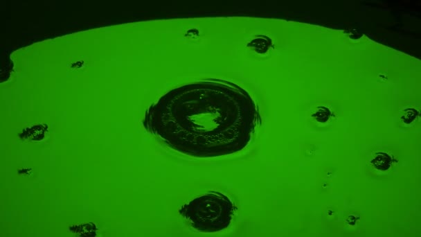 镜子像水表面与泡沫 — 图库视频影像