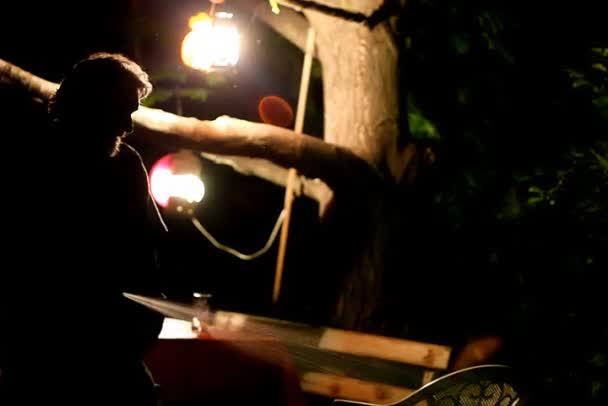 Hombre mayor sosteniendo una manguera por la noche — Vídeo de stock