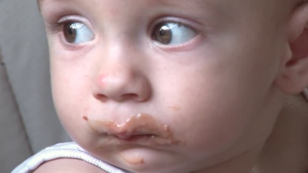 Menino todo baralhado por comer — Vídeo de Stock