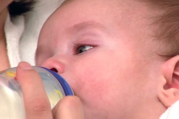 Baby eten - drinken van melk — Stockvideo