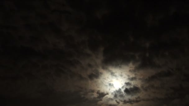 Luna llena con nubes claras pasando — Vídeo de stock