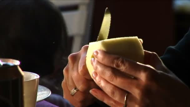 Mujeres manos cortando una manzana — Vídeos de Stock