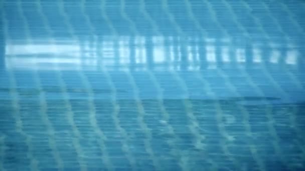 Ondas de piscina de movimento lento — Vídeo de Stock