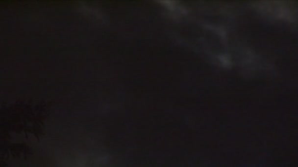 Temps écoulé d'une lune avec des nuages clairs 