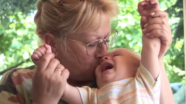 Mormor och hennes barnbarn har roligt — Stockvideo