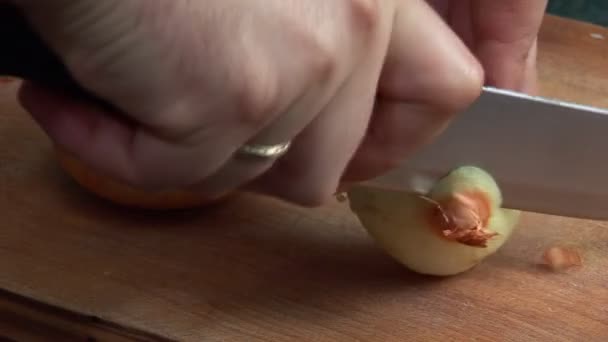 Pealing two onions — Stock Video