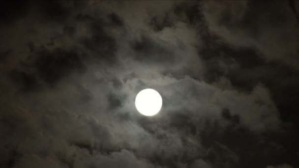 Temps écoulé d'une lune avec des nuages clairs 