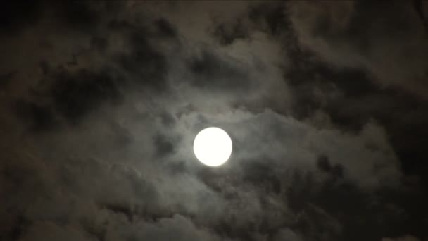 Lapso de tempo de uma lua com nuvens claras — Vídeo de Stock