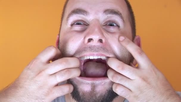 Clip van een man die spelen met zijn gezicht en mond — Stockvideo