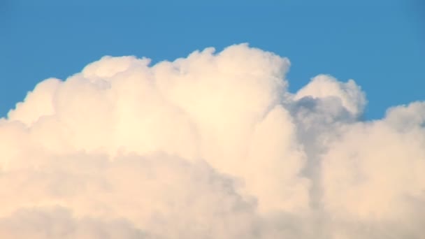 Saubere und schöne Wolken im Zeitraffer — Stockvideo