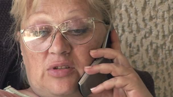 Старшая женщина разговаривает по телефону — стоковое видео