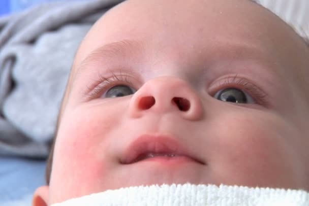 男の子の赤ちゃんかわいい見ている率直なクリップ! — ストック動画