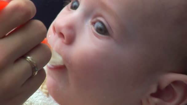 Baby isst und lächelt — Stockvideo