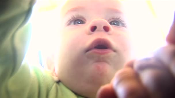 Chłopiec dziecko stara się chwycić aparat — Wideo stockowe
