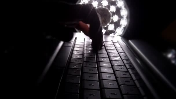 Escribir en un teclado de ordenador - luces de espacio — Vídeo de stock