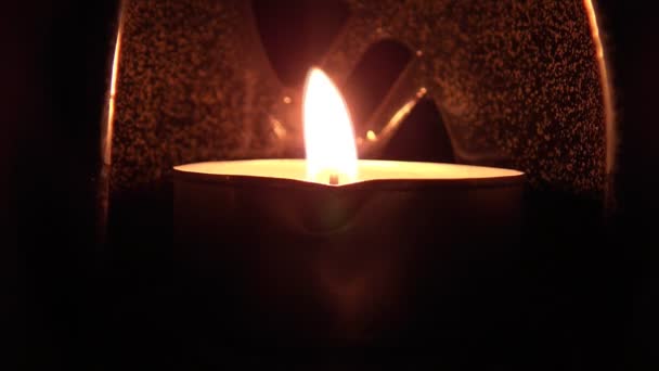 Vela queimando dentro de um suporte de vela — Vídeo de Stock