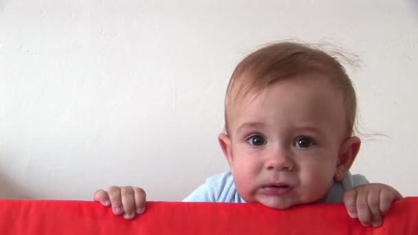 Bambino ragazzo riposando la testa — Video Stock