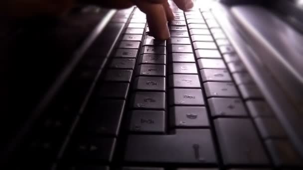 Escribir en un teclado de ordenador - luces de espacio — Vídeo de stock